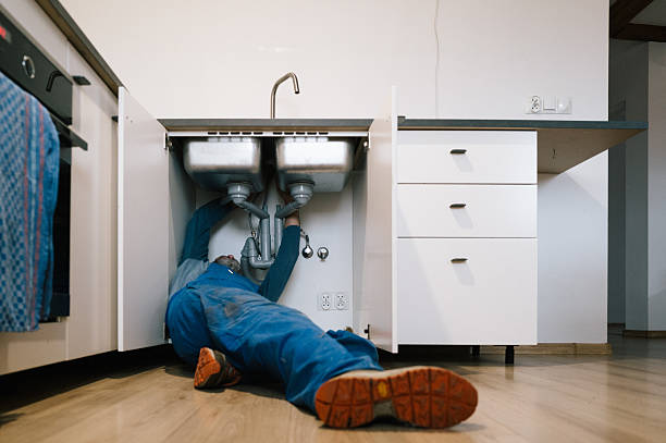 Professional Emergency Plumber technician working in Minoa, NY